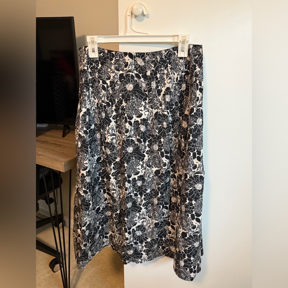 Liz Claiborne floral Black and White Floral A-Line Skirt size 8